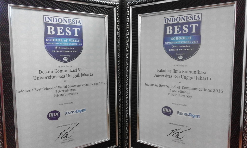 Piagam Penghargaan Pada Acara Indonesia Best School 2015