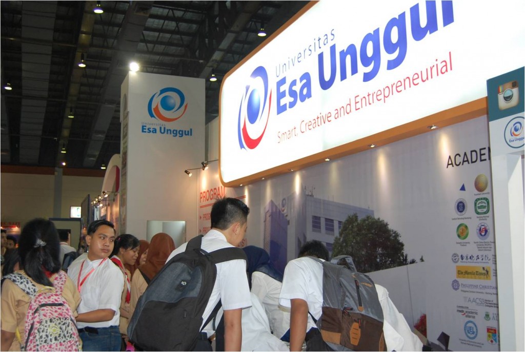 Universitas Esa Unggul di International Education & Training EXPO 2016
