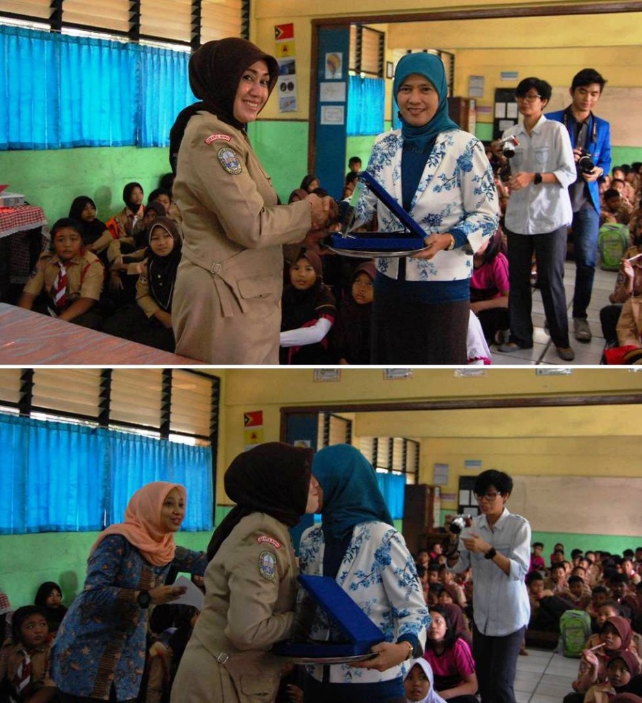 Penyerahan Plakat
