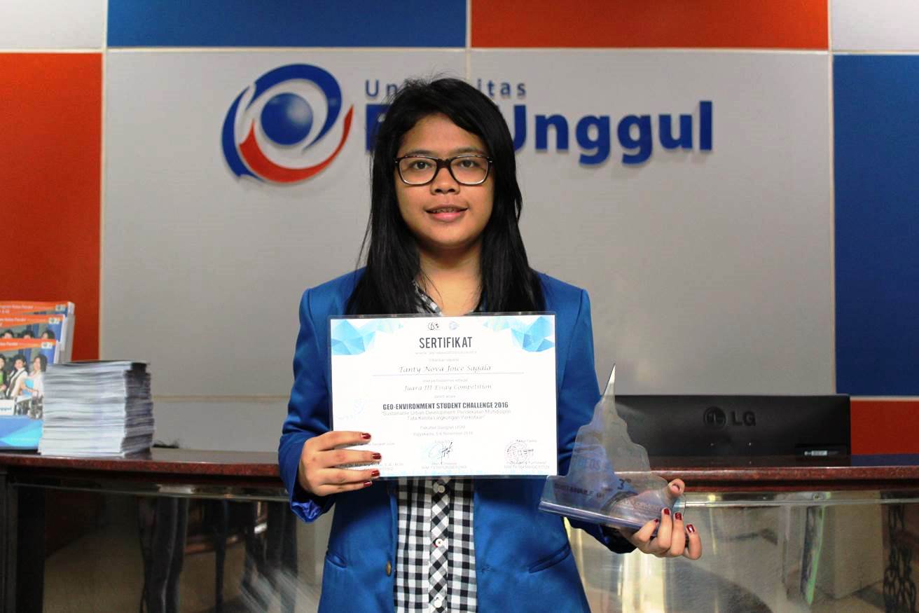 Tanty Juara III Nasional Essay Commpetition Universitas Gajah Mada, 2016