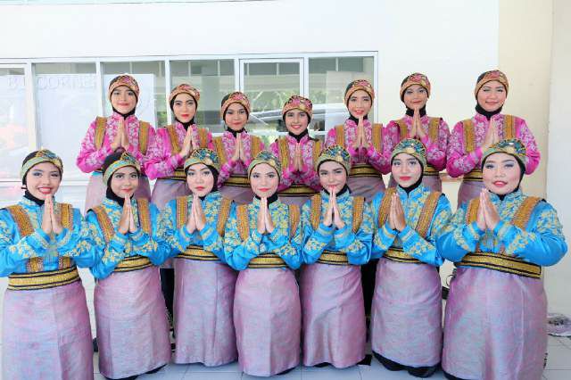 UKM Tari Universitas Esa Unggul Juara 1 Kompetisi Ratoeh Jaroe