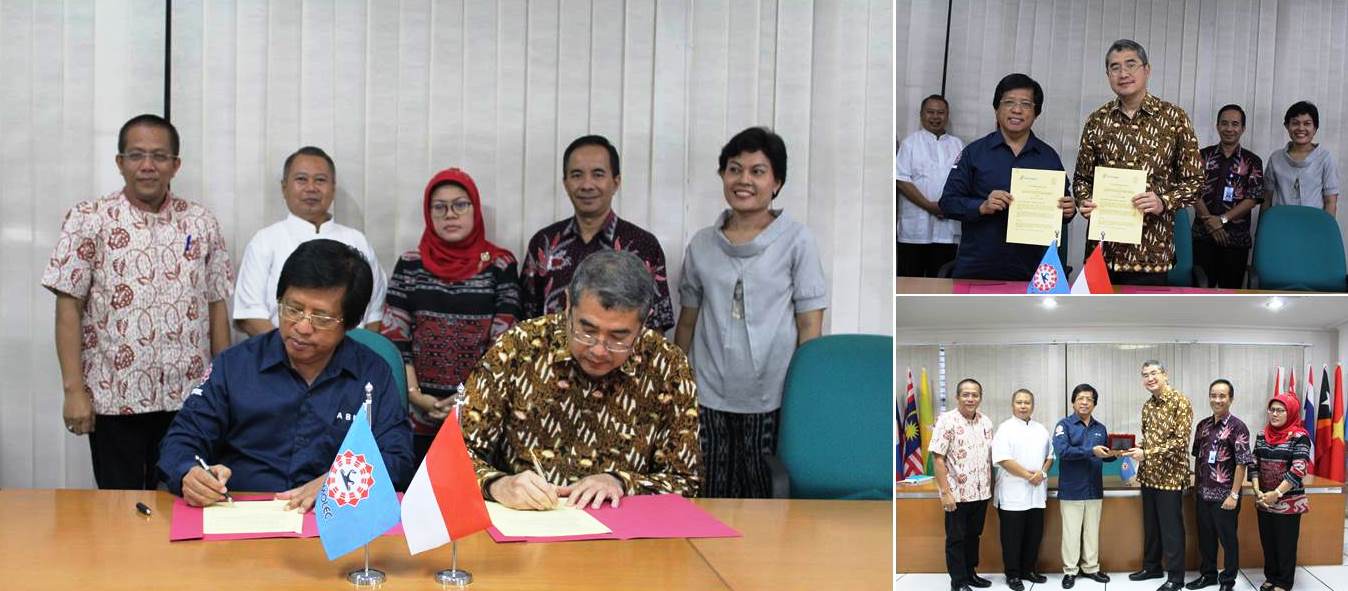 Saat Penandatanganan MoU dan Pertukaran Cindera Mata dengan Direktur SEAMOLEC