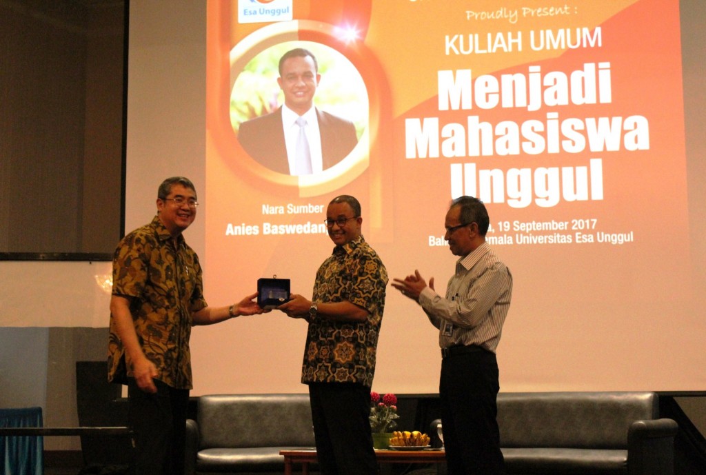 Penyerahan Cinderamata anatara Rektor Universitas Esa Unggul Dr.Ir. Arief Kusuma dengan Anies Baswedan Penyerahan Cinderamata anatara Rektor Universitas Esa Unggul Dr.Ir. Arief Kusuma dengan Anies Baswedan