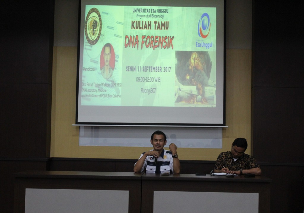 Ahli Forensik Polri DRS. Putut Tjahjo, DFM, M.Si Saat Menyampaikan Kuliahnya di Hadapan Mahasiswa Esa Unggul Ahli Forensik Polri DRS. Putut Tjahjo, DFM, M.Si Saat Menyampaikan Kuliahnya di Hadapan Mahasiswa Esa Unggul