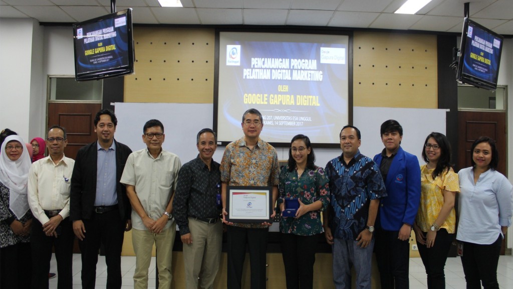 Foto Bersama antara Civitas Esa Unggul dan Google Indonesia