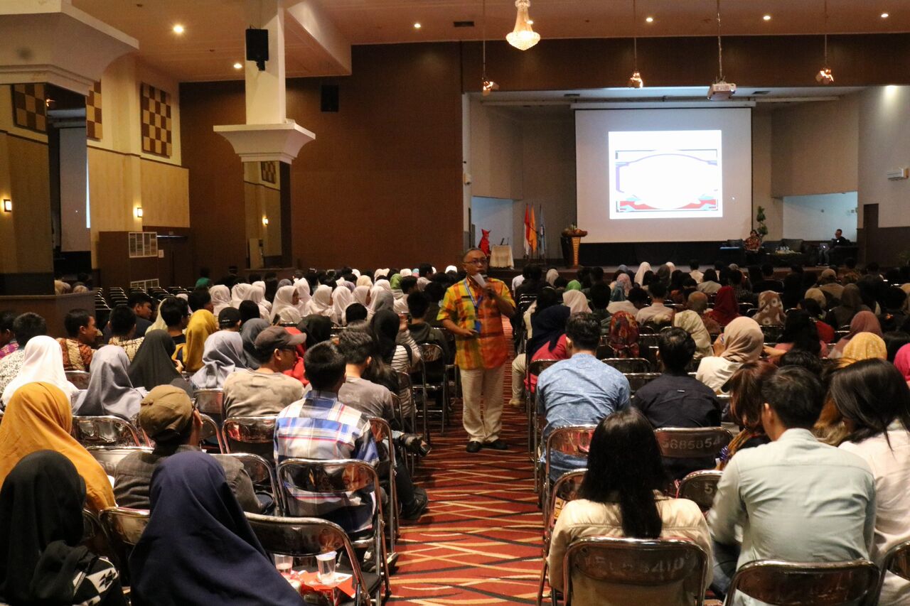 Memperingati Sumpah Pemuda Esa Unggul Gelar Seminar Anti 