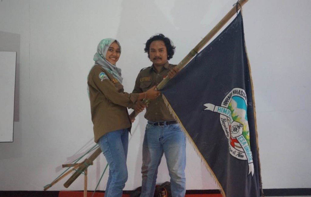 Serah terima jabatan dari Nur ‘Ainul laila Ketua Umum Periode 2016-2017 Kepada Ketua Umum Baru Amin Mukhlis Serah terima jabatan dari Nur ‘Ainul laila Ketua Umum Periode 2016-2017 Kepada Ketua Umum Baru Amin Mukhlis