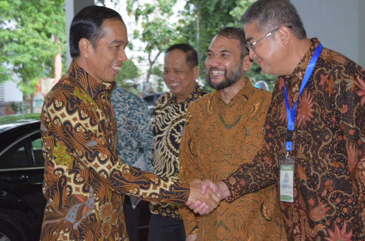 Rektor Universitas Esa Unggul Dr.Ir. Arief Kusuma, M.B.A Berjabat Tangan dengan Presiden RI Joko Widodo Presiden Joko Widodo Saat Bersalaman dengan Rektor Univeritas Esa Unggul Dr.Ir. Arief Kusuma, M.B.A