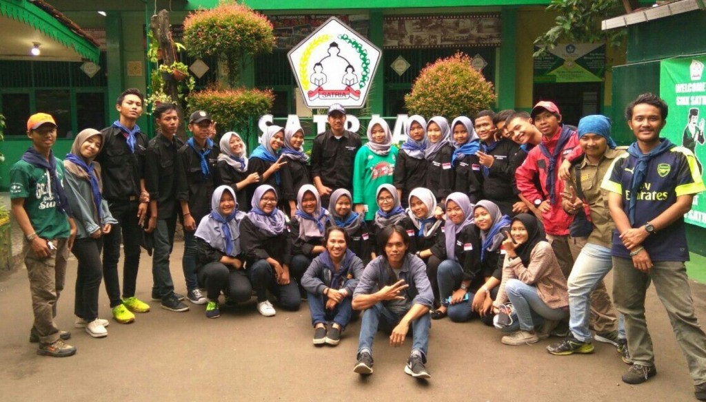 Foto Bersama Tim Atraksi Satria Competition yang Terdiri Dari HIMPALA Esa Unggul dan Sapala yang telah melakukan Rappeling Foto Bersama Tim Atraksi Satria Competition yang Terdiri Dari HIMPALA Esa Unggul dan Sispala yang telah melakukan Rappeling