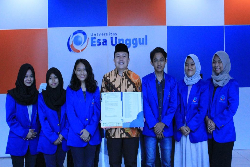 Foto Bersama seusai memenangkan Kompetisi PKM