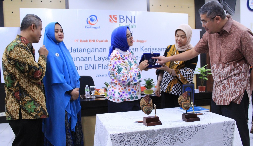 Rektor Universitas Esa Unggul bersama Ketua yayasan Kemala Bangsa saat menyerahkan Plakat kepada Direksi BNI Syariah Rektor Universitas Esa Unggul bersama Ketua yayasan Kemala Bangsa saat menyerahkan Plakat kepada Direksi BNI Syariah