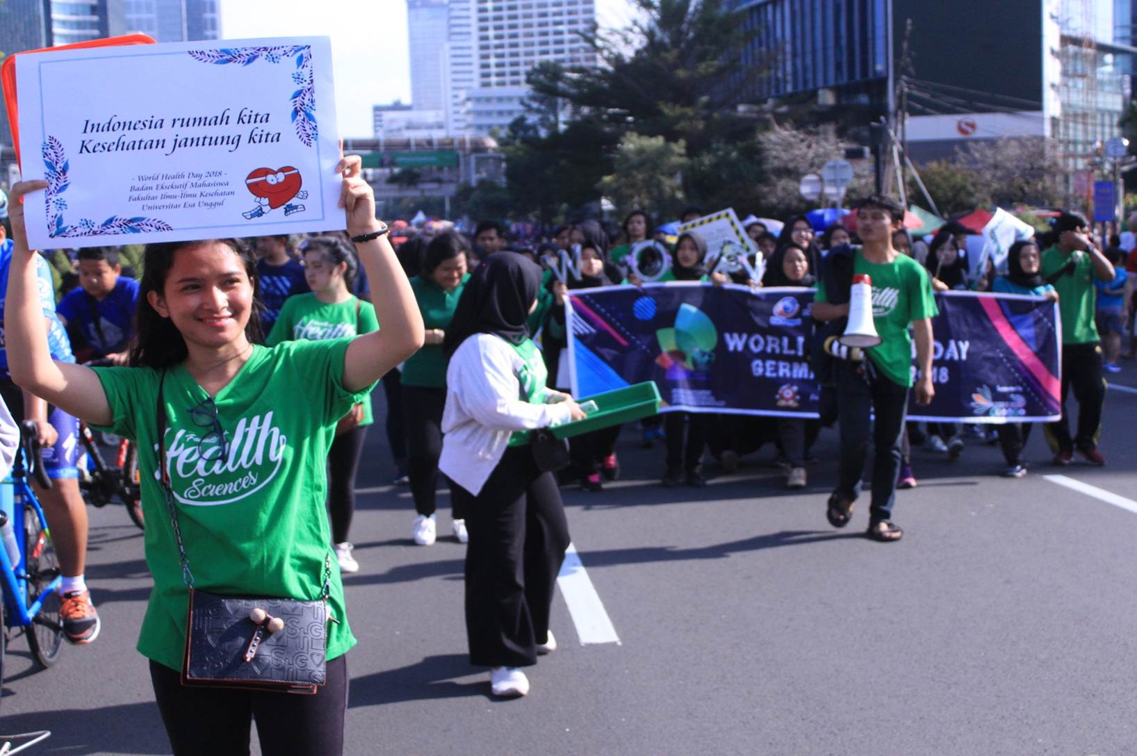 Salah Seorang Mahasiswi Fikes Saat Orasi