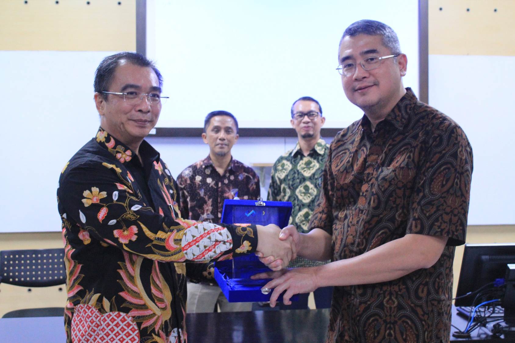 Penyerahan Plakat Antara Rektor Universitas Esa Unggul dan Dirut Jakarta Future Exchange Paulus Lumintang