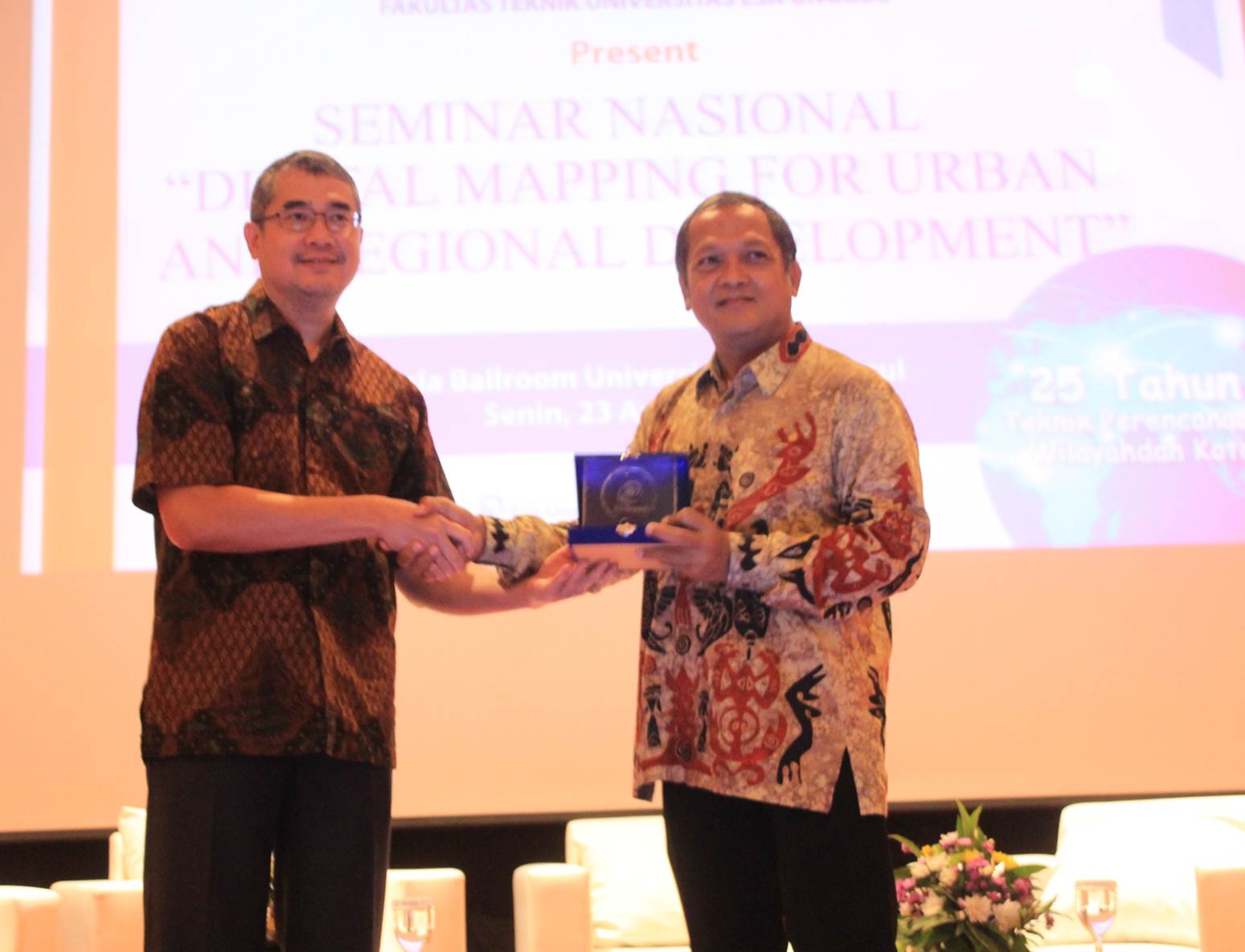 Rektor Universitas Esa Unggul Dr.ir. Arief Kusuma, M.B.A Menyerahkan Cinderamata Kepada Dirjen Infrastruktur dan Keagrarian Ir.R. Muh. Adi Darmawan, M.Eng,Sc