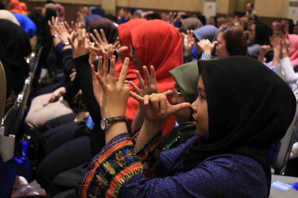 Para Peserta Seminar Saat memperagakan Hipnoterapi