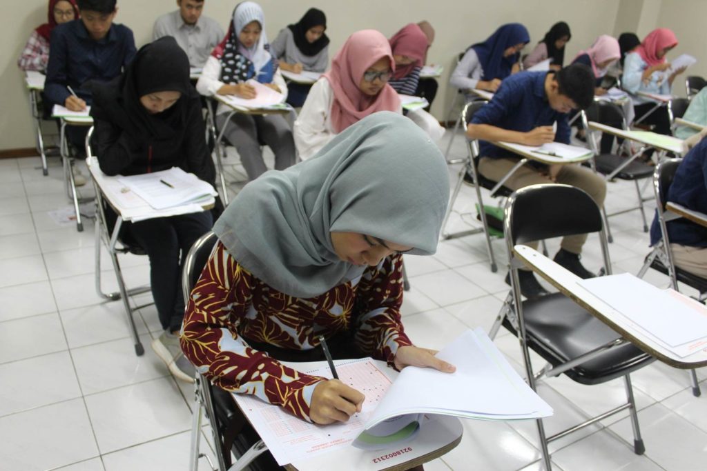 Peserta Mengerjakan Soal di Penmaba UNJ 2018 Esa Unggul