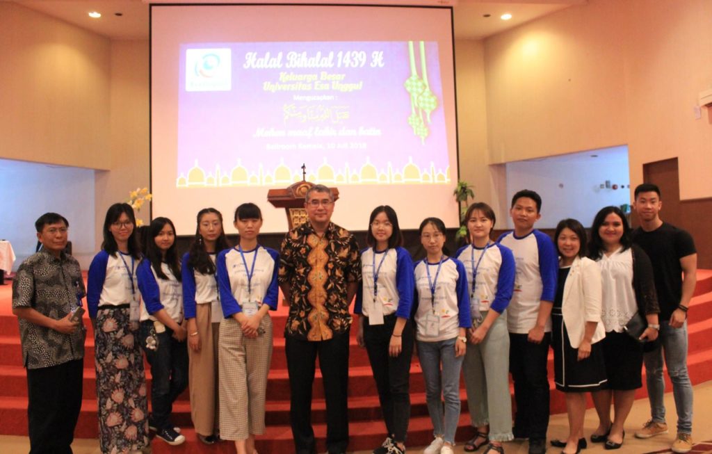 Sejumlah Mahasiswa Summer Camp dan Esa Unggul yang berfoto bersama