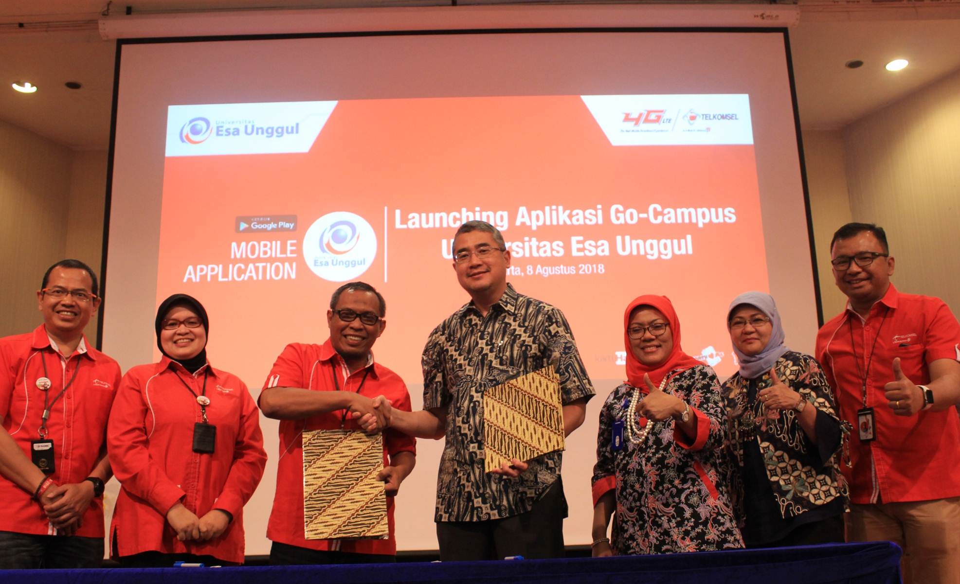 Jabat Tangan antara Vice President Sales and Marketing Area Jabodetabek Jabar Agus Mulyadi dan Rektor UEU Dr.ir.Arief Kusuma,M.B.A