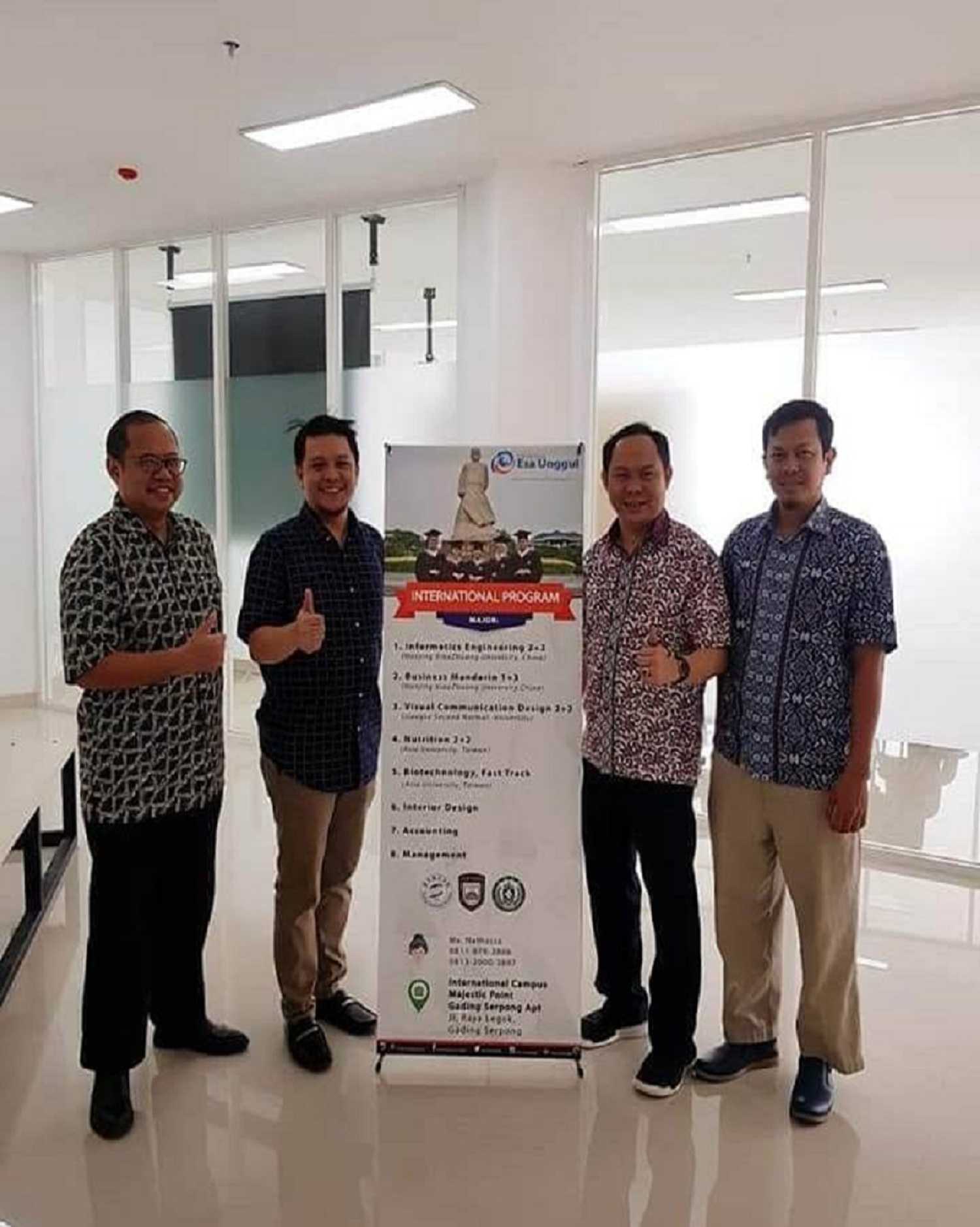 Dr. Fransiskus Adikara Direktur Kampus Internasional Gading Serpong Univesitas Esa Unggul (Kedua dari kanan) Saat Berfoto Bersama