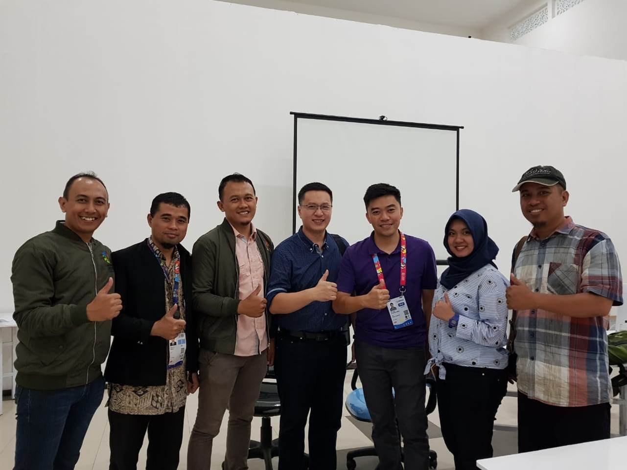 Jerry Maranthis (Kedua dari kanan) Saat Berfoto dengan Fisioterapis dan Classifier di Asian Para Games