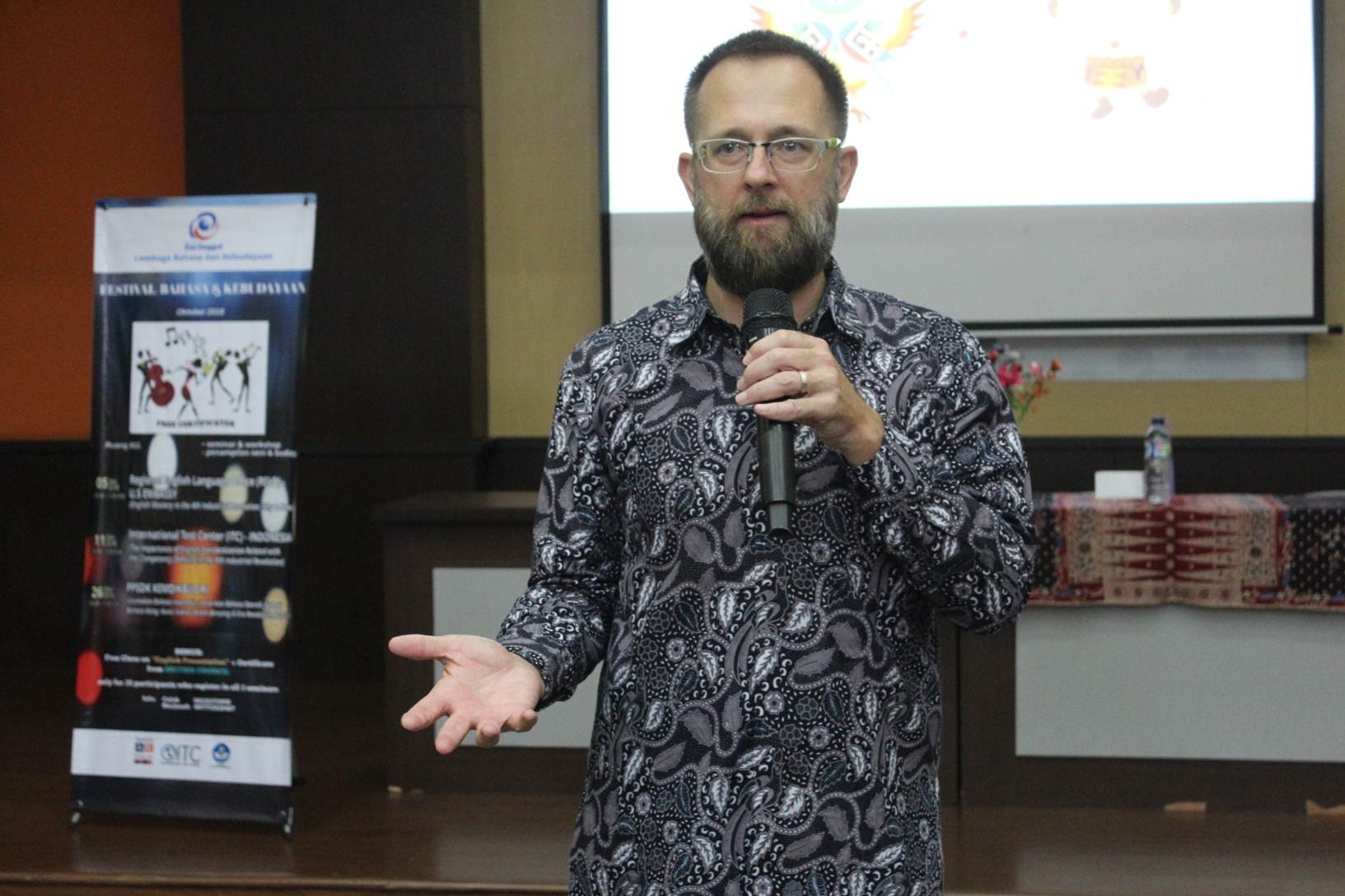 Regional English Language Office (RELO) US Embassy Dr. Bradley Horn Memberikan Pemaparan Sebagai Narasumber