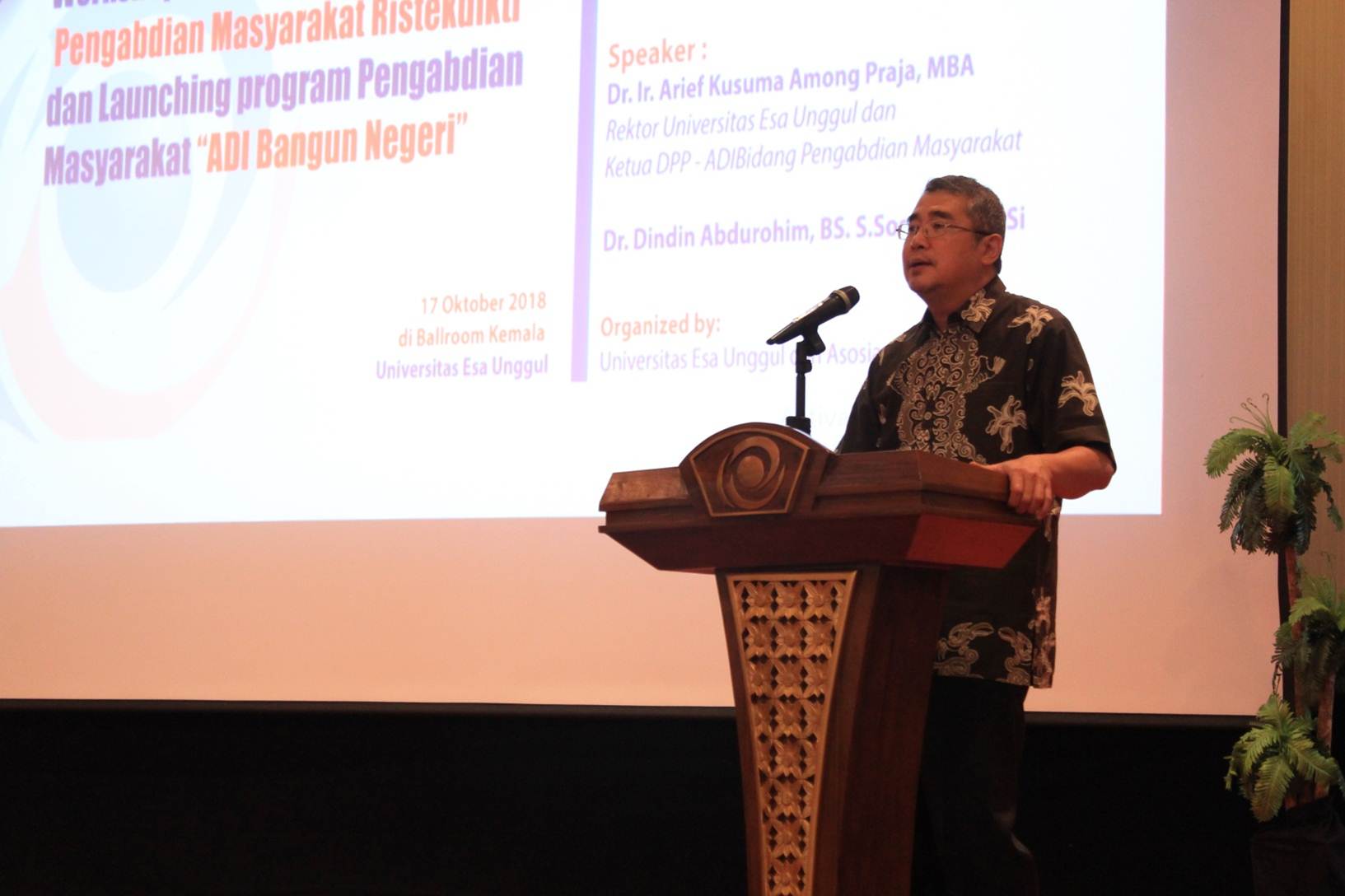 Rektor Esa Unggul Dr.Ir. Arief Kusuma, M.B.A Saat Menjadi Keynote Speaker di Acara seminar dan Workshop Abdimas