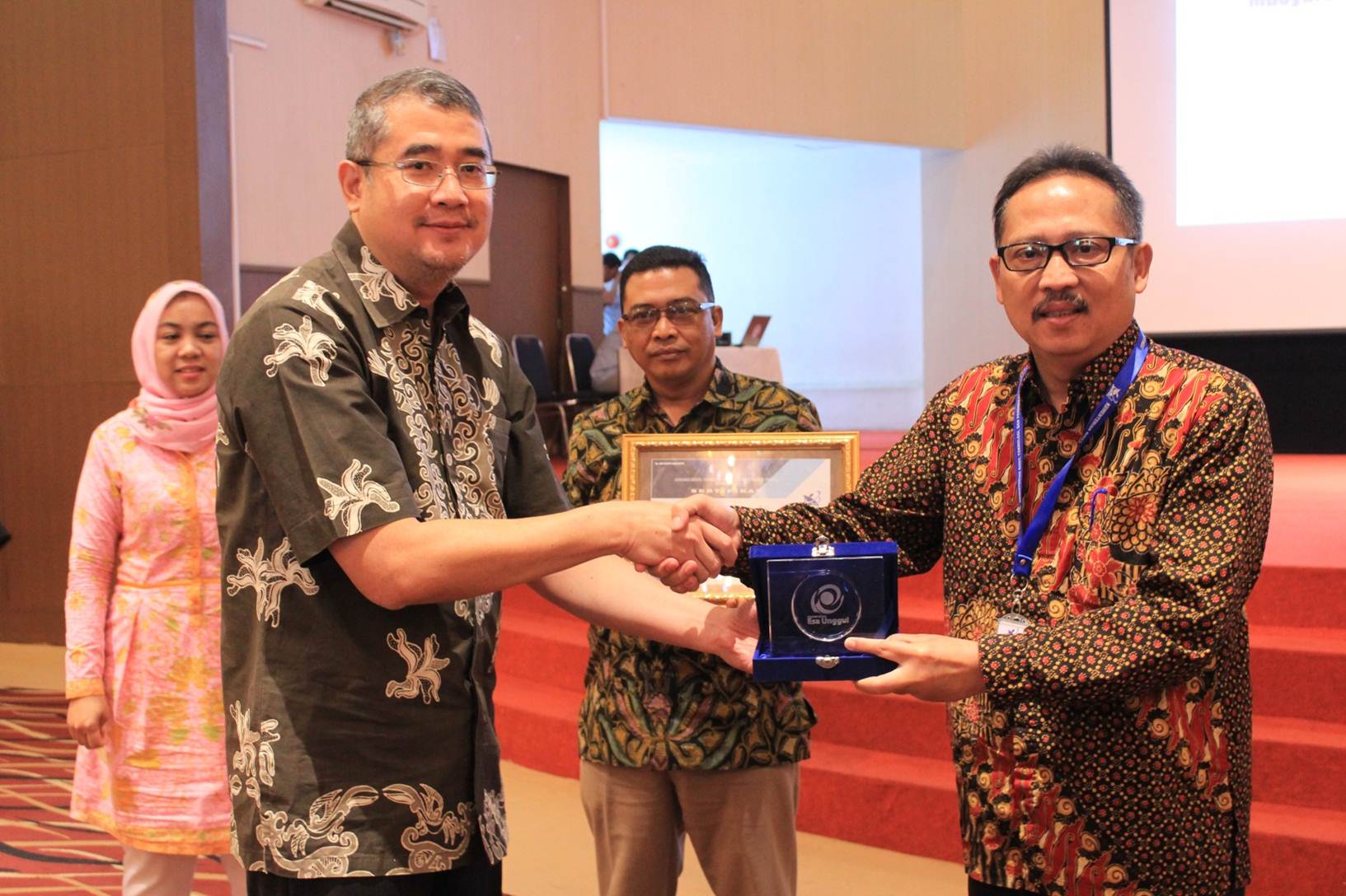 Rektor Esa Unggul Dr.Ir. Arief Kusuma, M.B.A (Sebelah Kiri) dan Direktorat Riset dan Pengabdian Masyarakat Prof.Dr. Ocky Karna Radjasa, M.Sc (kanan) Saat Menghadiri Seminar ADI