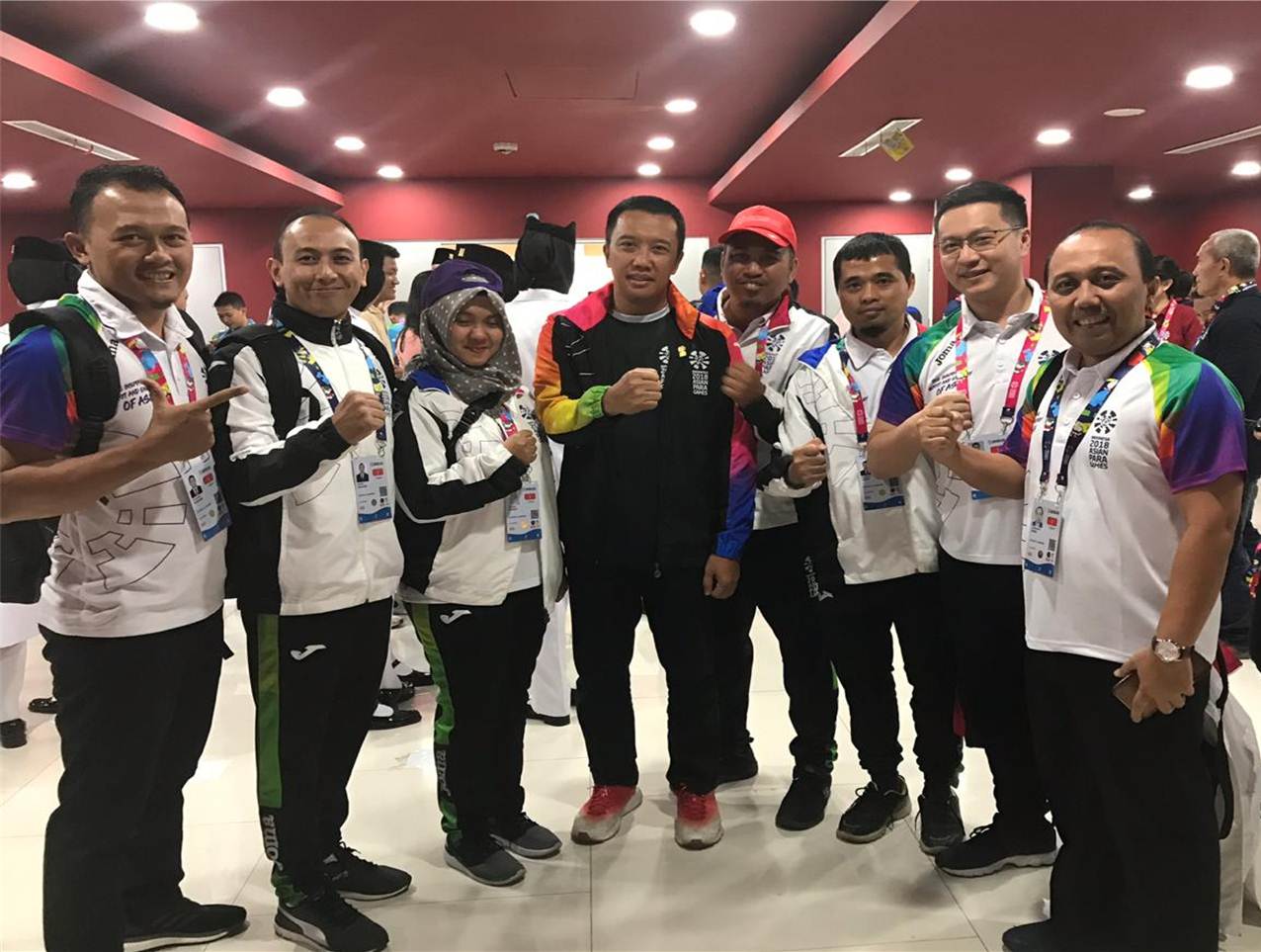 Sejumlah Tim Fisioterapis dan Classifier yang berkumpul dan berfoto bersama Imam Nahrawi