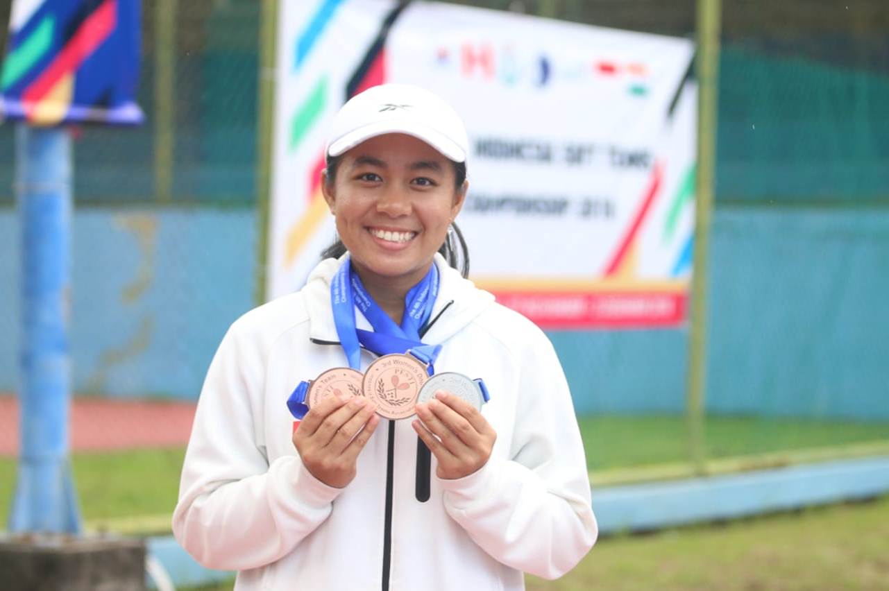 Angelica Irena Lontoh Saat memamerkan medali yang didapatkan saat membela Indonesia di ajang The 4th Soft Tenis Indonesia 2018