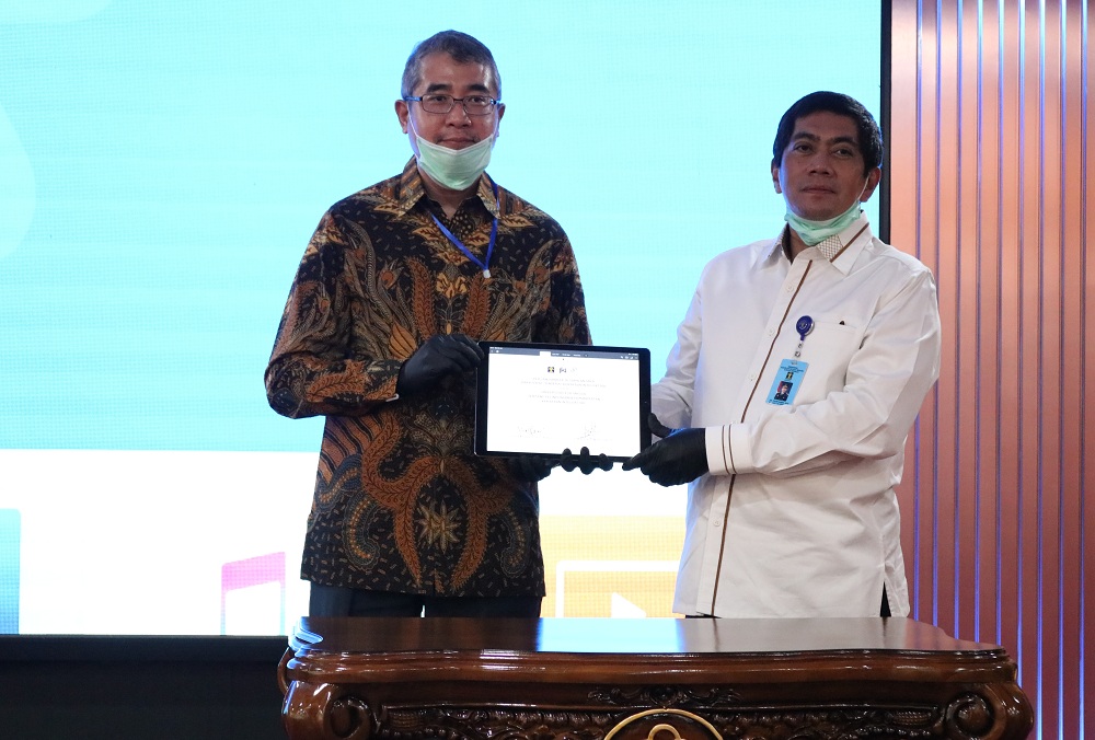 Dr. Ir. Arief Kusuma, Among Praja, MBA, IPU, dan Direktur Jenderal Kekayaan Intelektual, Dr. Freddy Harris, ACCS saat menandatangani Nota Perjanjian Digital Signature