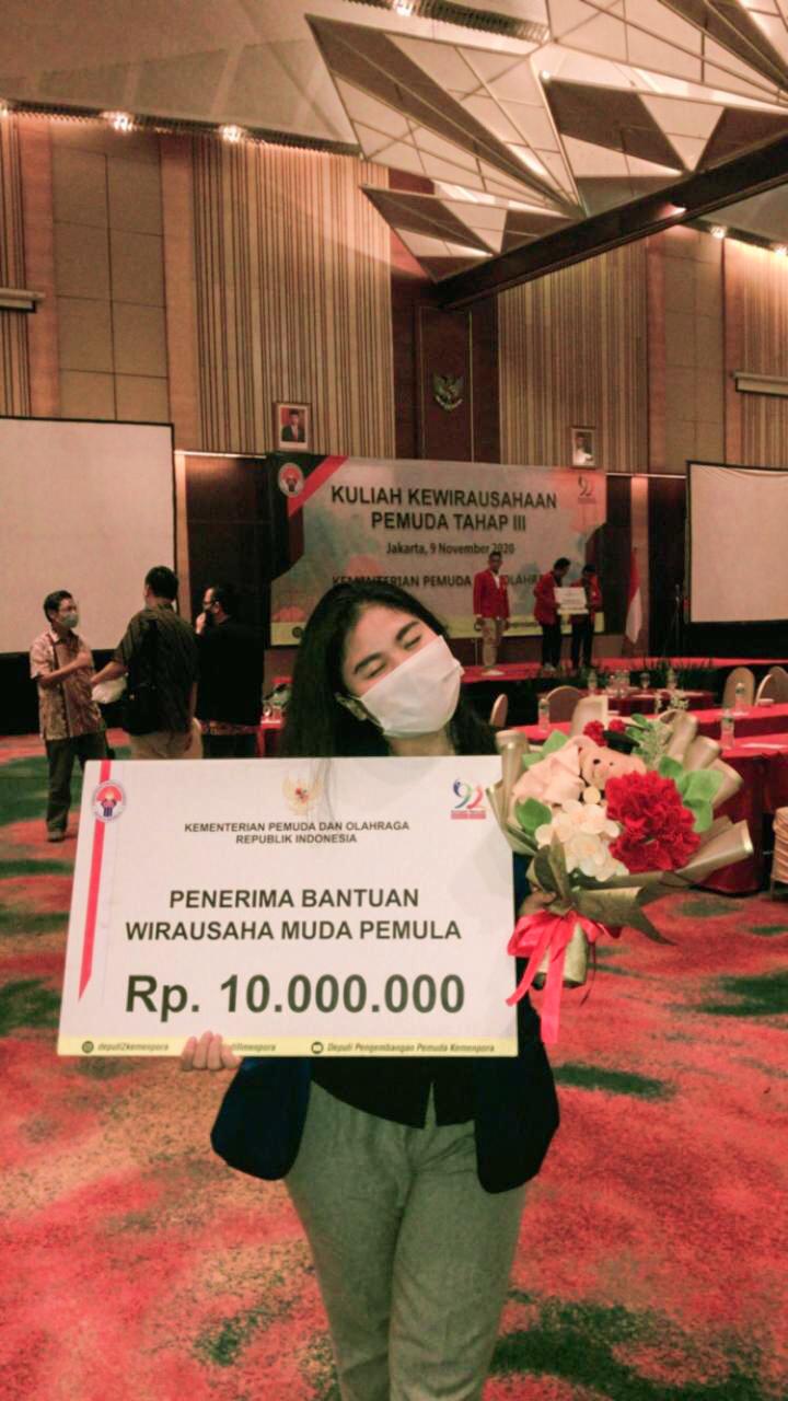 Saat mendapatkan plakat penghargaan