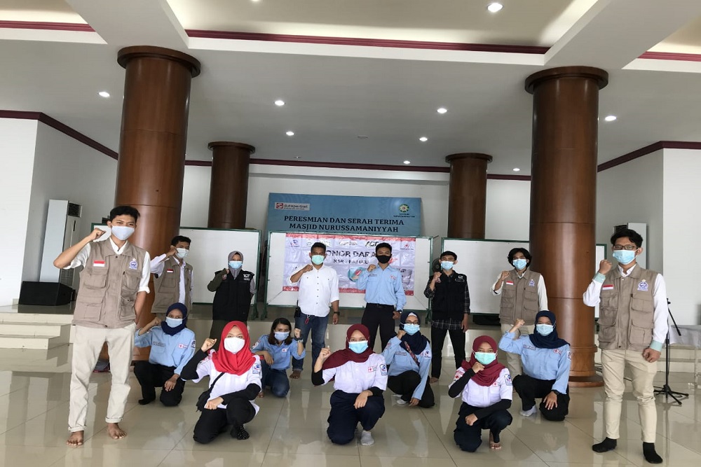 KSR UEU dan LDK Ikmi serta sejumlah Relawan lainnya berpose Seusai Donor Darah