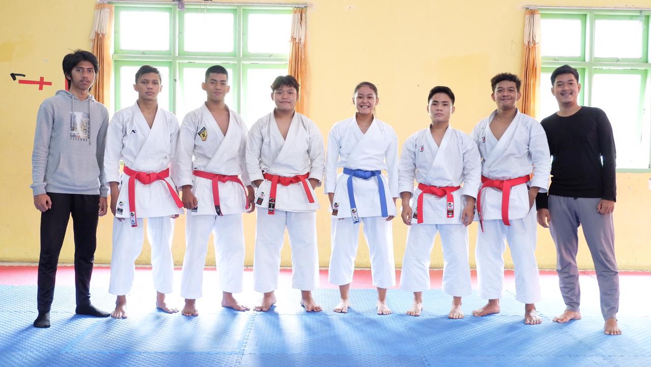 Skuad Tim Universitas Esa Unggul di ajang Karate