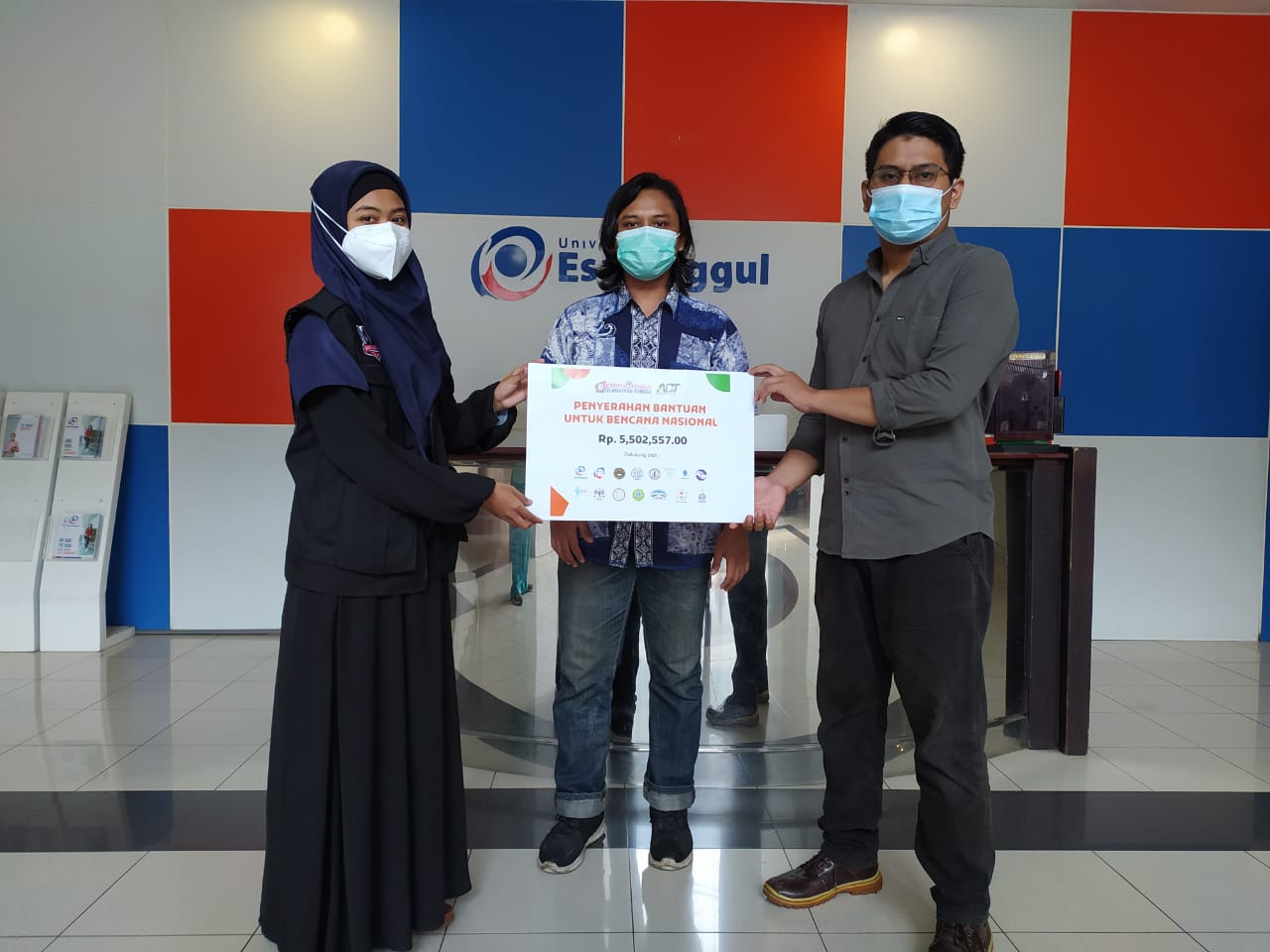 Penyerahan Simbolis Antara ACT dan BEM Universitas Esa Unggul