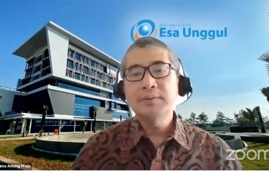 Rektor Universitas Esa Unggul, Dr.Ir. Arief Kusuma Saat Menyampaikan Seminar