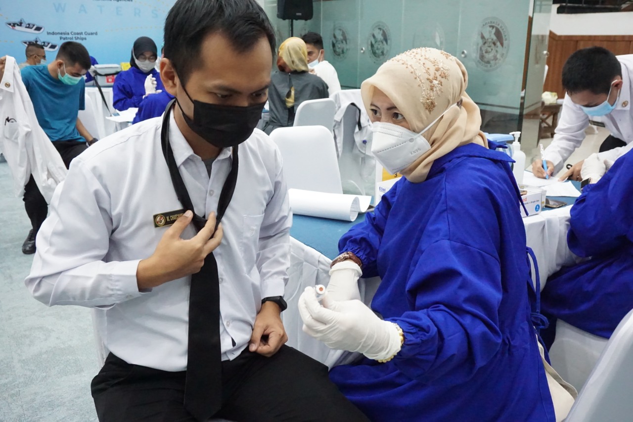 Salah satu Civitas Esa Unggul saat Vaksinasi