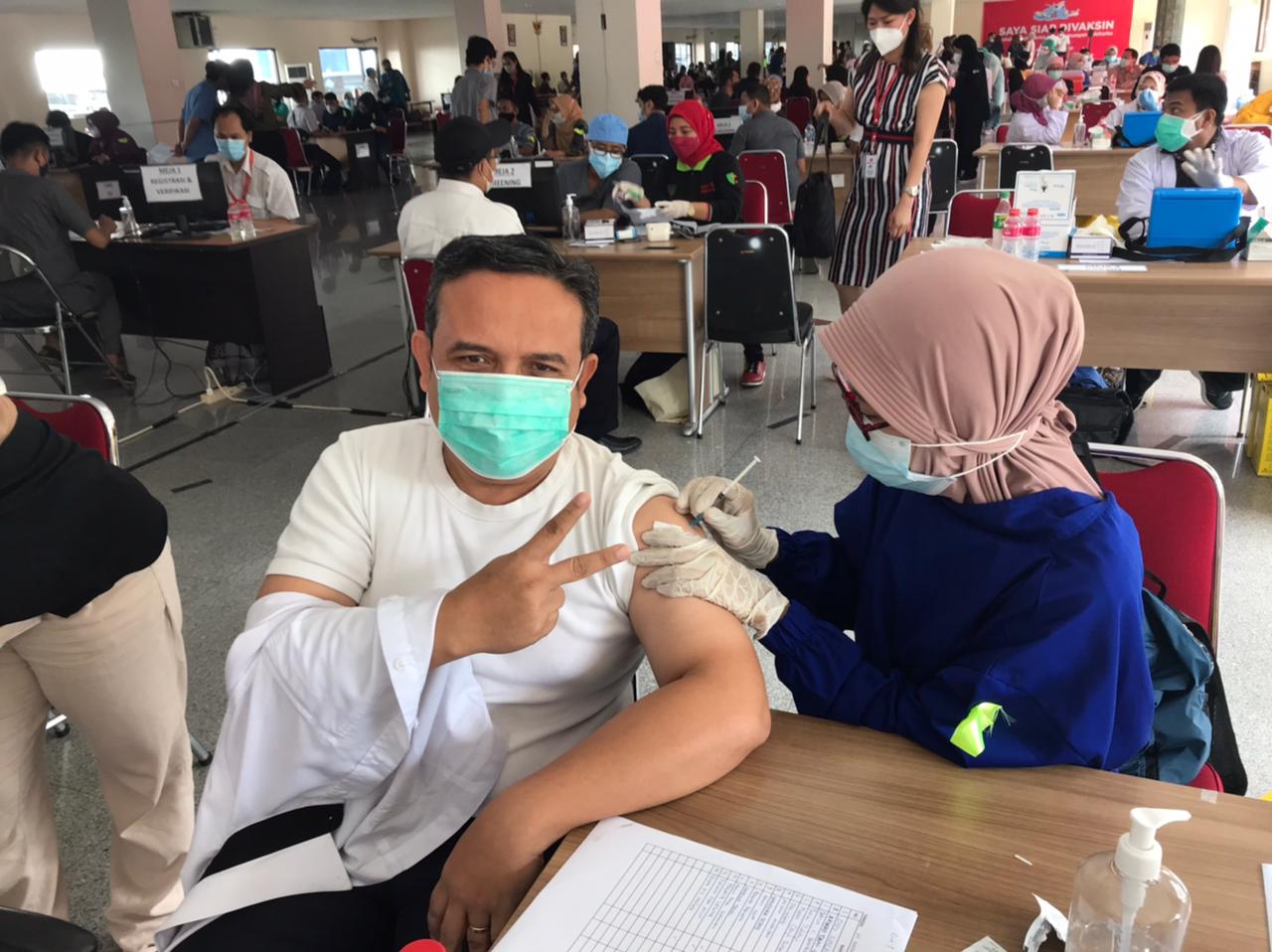 Salah Satu Vaksinator Universitas Esa Unggul, Anita Sukarno Saat melakukan Vaksinasi