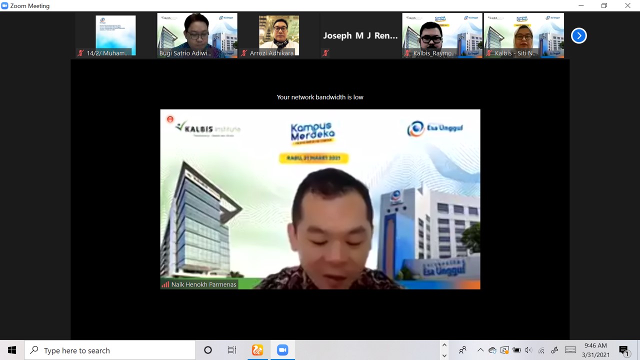 Rektor Kalbis Institut Saat Menyampaikan Sambutan