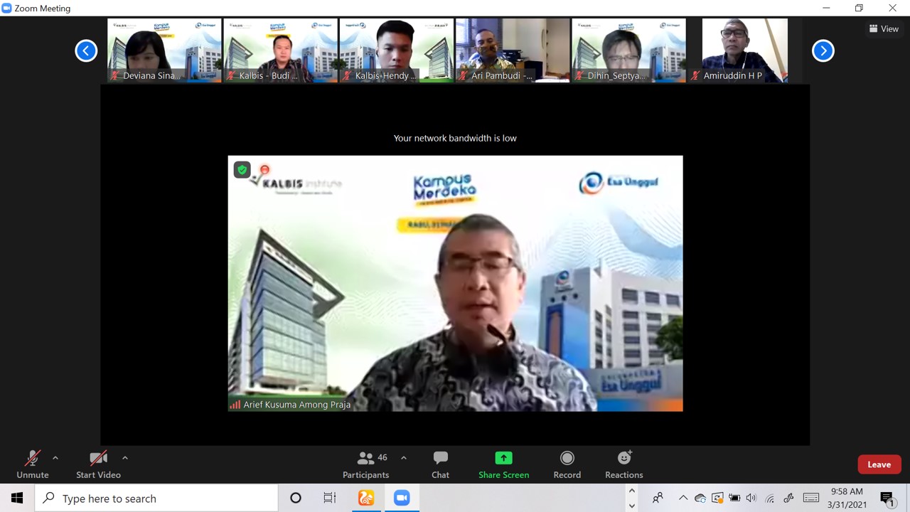 Rektor Universitas Esa Unggul Menyampaikan sambutan