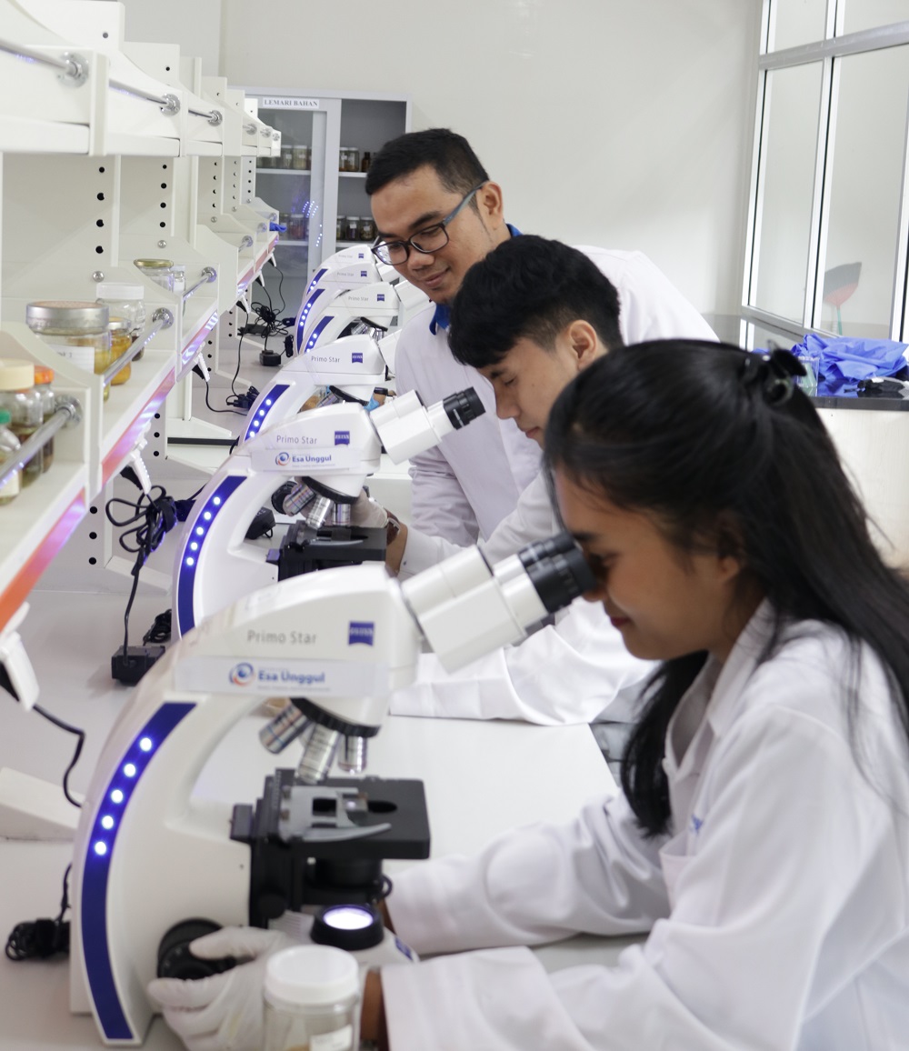 Mahasiswa dan Dosen Bioteknologi saat melakukan penelitian