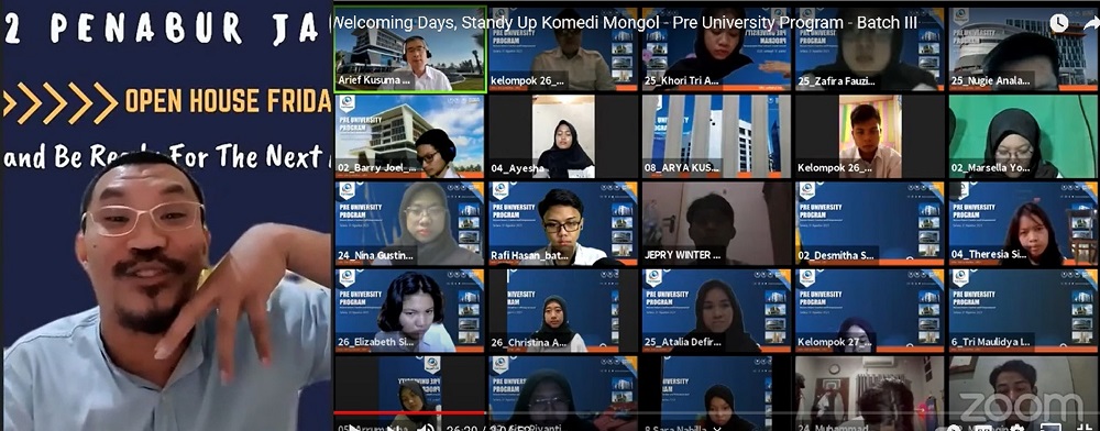 Stand-Up Comedy Mongol Saat Menyampaikan Materinya