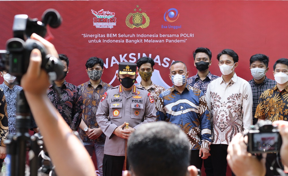 Kapolri berfoto bersama Wakil Rektor Universitas Esa Unggul
