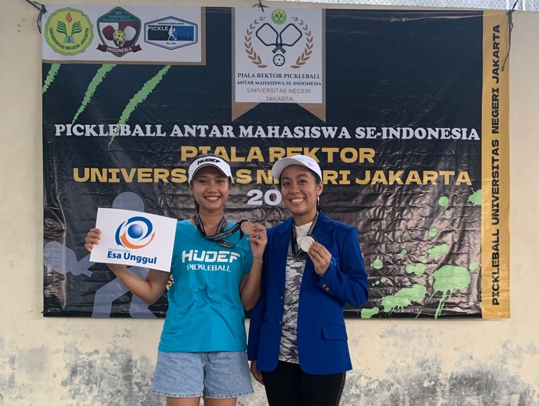 Dua mahasiswi UEU