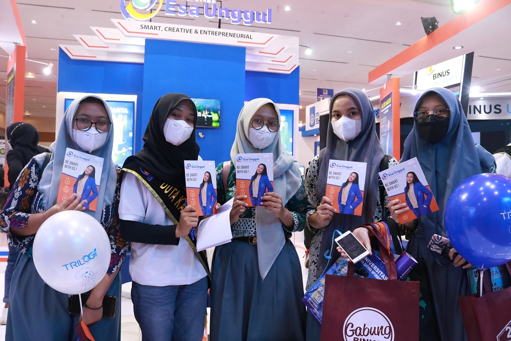 Pengunjung di Booth Esa Unggul