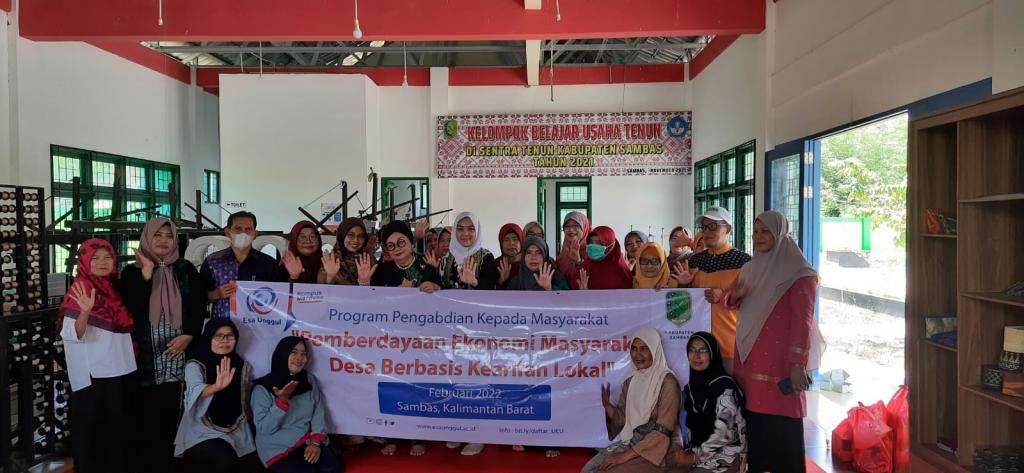 Suasana Saat di Rumah Tenun