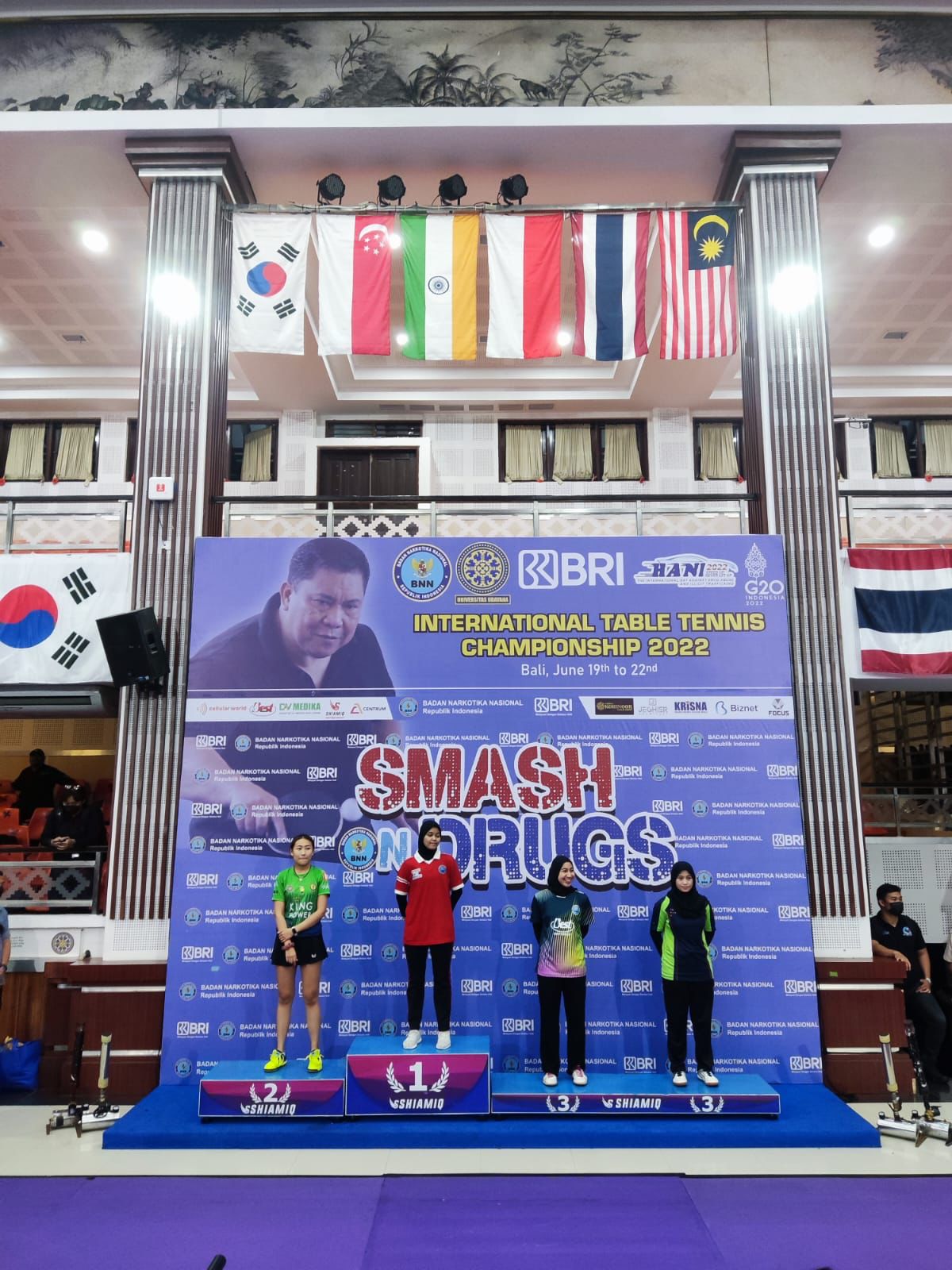 Mahasiswi Public Relations UEU SAAT NAIK PODIUM