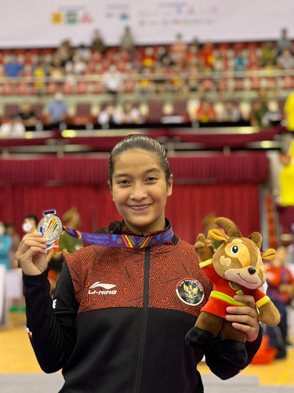 Dian Monica Mahasiswa UEU Menjadi Juara Karate di SEA Games