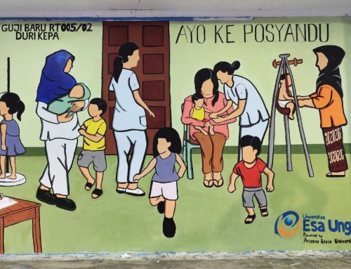 Abdimas FDIK Team Beautify the Wall of Guji Baru Posyandu